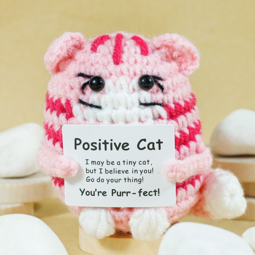 Home Textiles Today - Divertente bambola di gatto positiva all'uncinetto